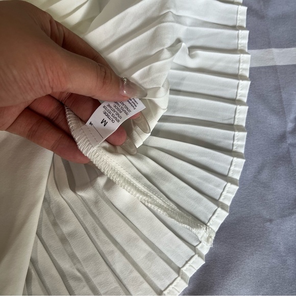 ALO Yoga White Sports Bra and Pleated Tennis Skirt Set - Picture 14 of 14